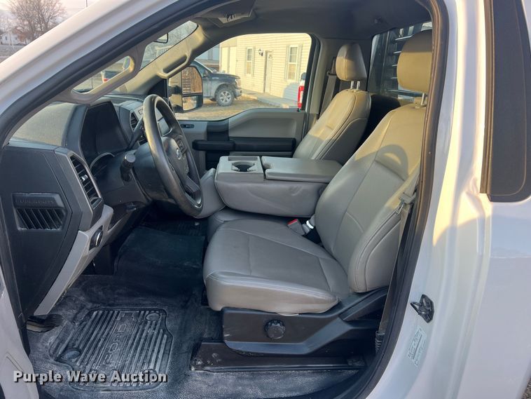 image for item MM9074 2019 Ford F350 Super Duty XL  flatbed pickup truck