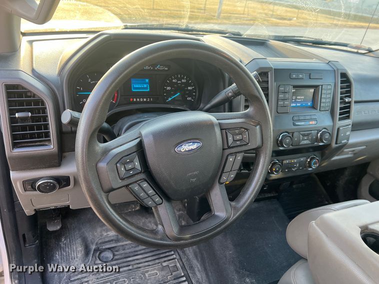 image for item MM9074 2019 Ford F350 Super Duty XL  flatbed pickup truck