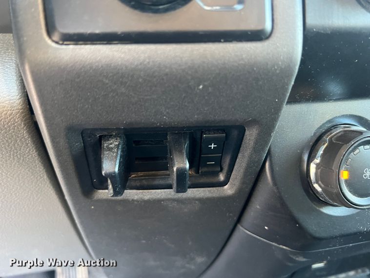 image for item MM9074 2019 Ford F350 Super Duty XL  flatbed pickup truck