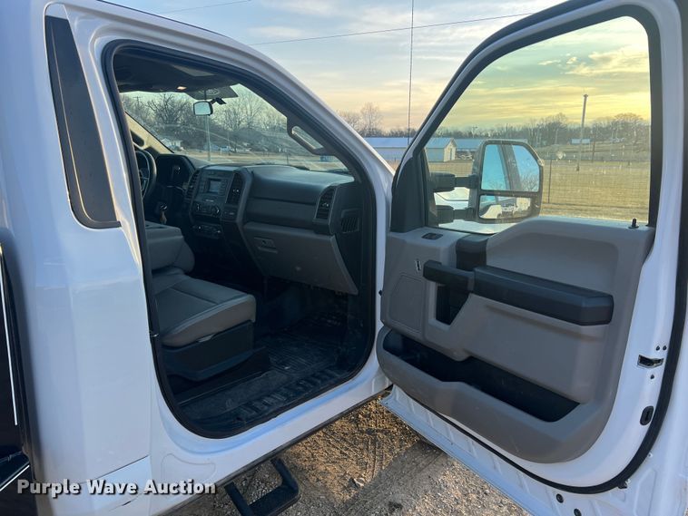 image for item MM9074 2019 Ford F350 Super Duty XL  flatbed pickup truck