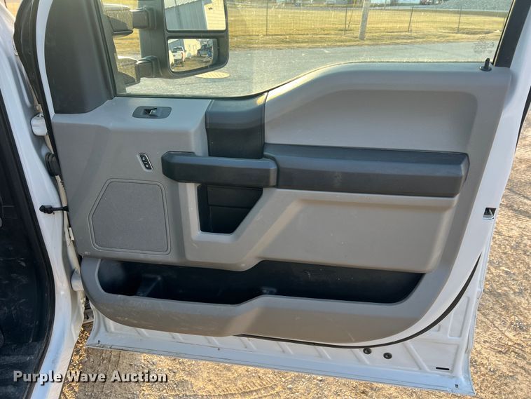 image for item MM9074 2019 Ford F350 Super Duty XL  flatbed pickup truck