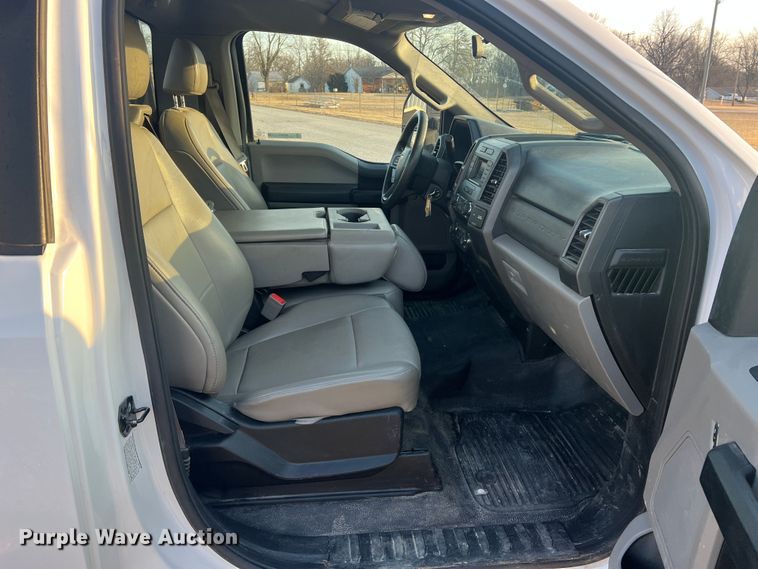 image for item MM9074 2019 Ford F350 Super Duty XL  flatbed pickup truck