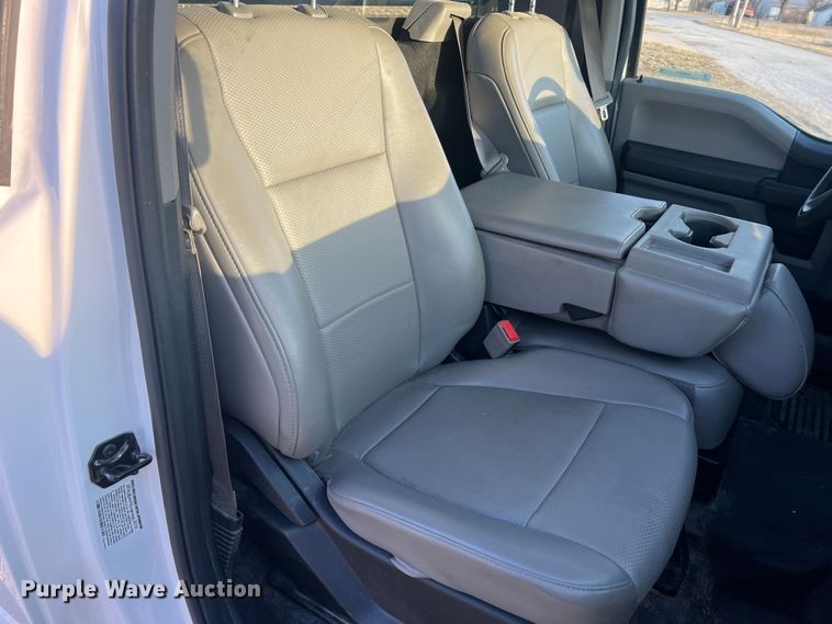 image for item MM9074 2019 Ford F350 Super Duty XL  flatbed pickup truck