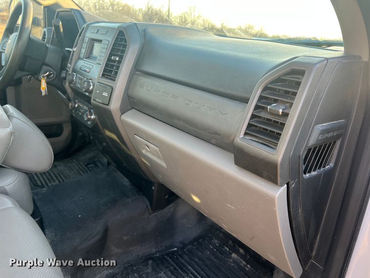 image for item MM9074 2019 Ford F350 Super Duty XL  flatbed pickup truck