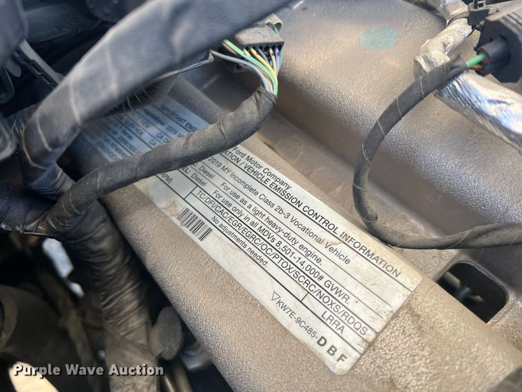 image for item MM9074 2019 Ford F350 Super Duty XL  flatbed pickup truck