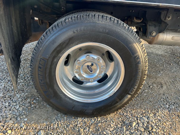 image for item MM9074 2019 Ford F350 Super Duty XL  flatbed pickup truck