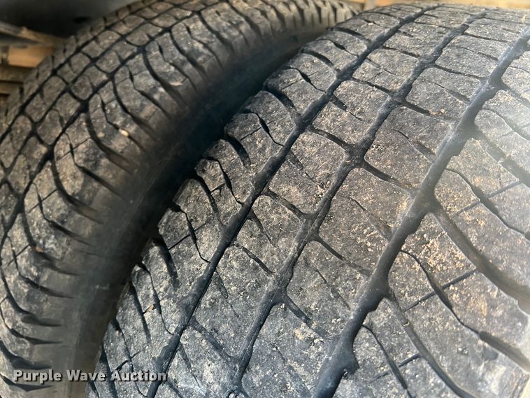 image for item MM9074 2019 Ford F350 Super Duty XL  flatbed pickup truck