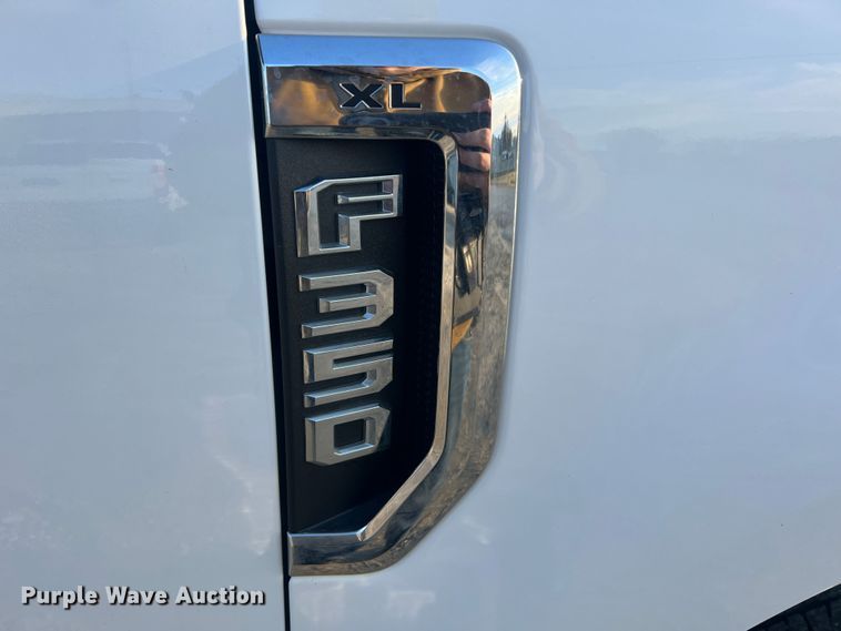 image for item MM9074 2019 Ford F350 Super Duty XL  flatbed pickup truck