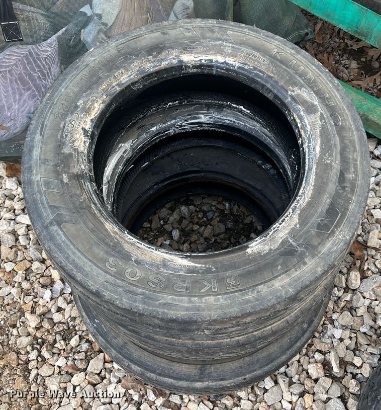 image for item MM9079 (6) 225/70R19.5 tires