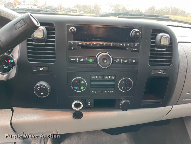 image for item MM9296 2013 GMC Sierra 1500 SLE  Crew Cab pickup truck