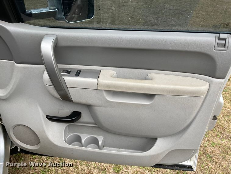 image for item MM9296 2013 GMC Sierra 1500 SLE  Crew Cab pickup truck