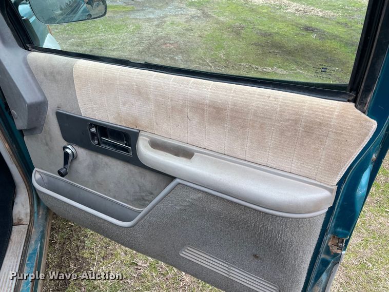 image for item MM9300 1994 Chevrolet K2500  bale bed pickup truck