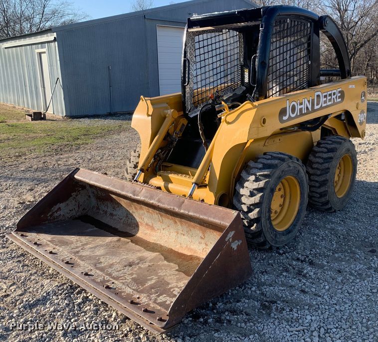 image for item MM9739 2002 John Deere 240  skid steer loader