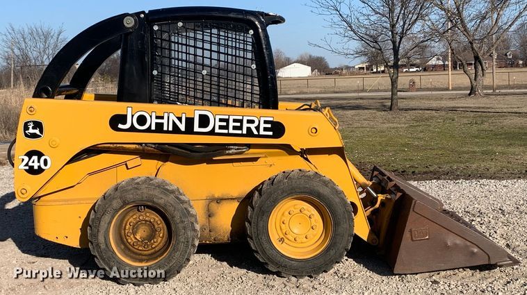 image for item MM9739 2002 John Deere 240  skid steer loader