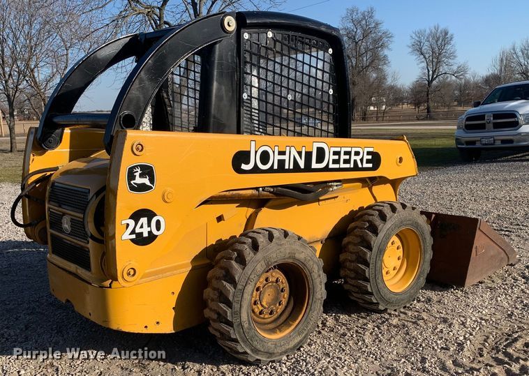 image for item MM9739 2002 John Deere 240  skid steer loader