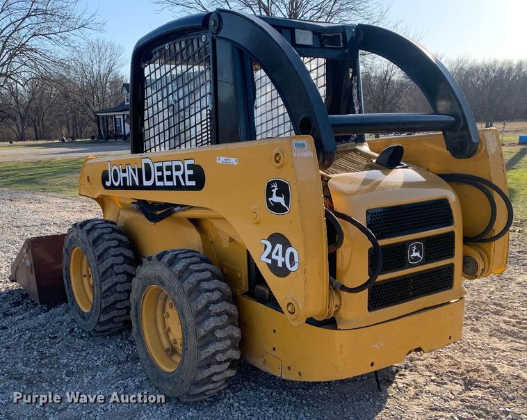 image for item MM9739 2002 John Deere 240  skid steer loader