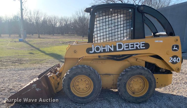 image for item MM9739 2002 John Deere 240  skid steer loader