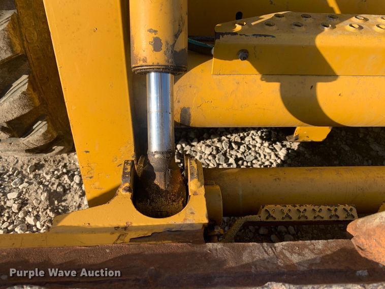 image for item MM9739 2002 John Deere 240  skid steer loader