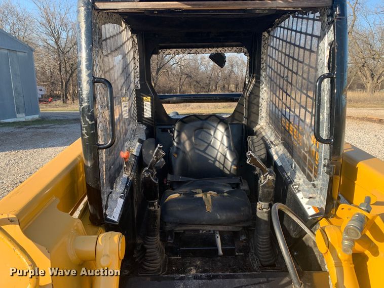 image for item MM9739 2002 John Deere 240  skid steer loader