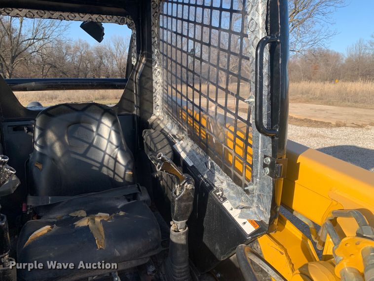 image for item MM9739 2002 John Deere 240  skid steer loader