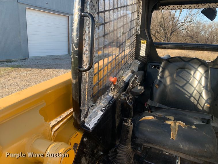 image for item MM9739 2002 John Deere 240  skid steer loader