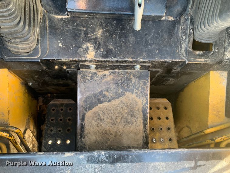 image for item MM9739 2002 John Deere 240  skid steer loader