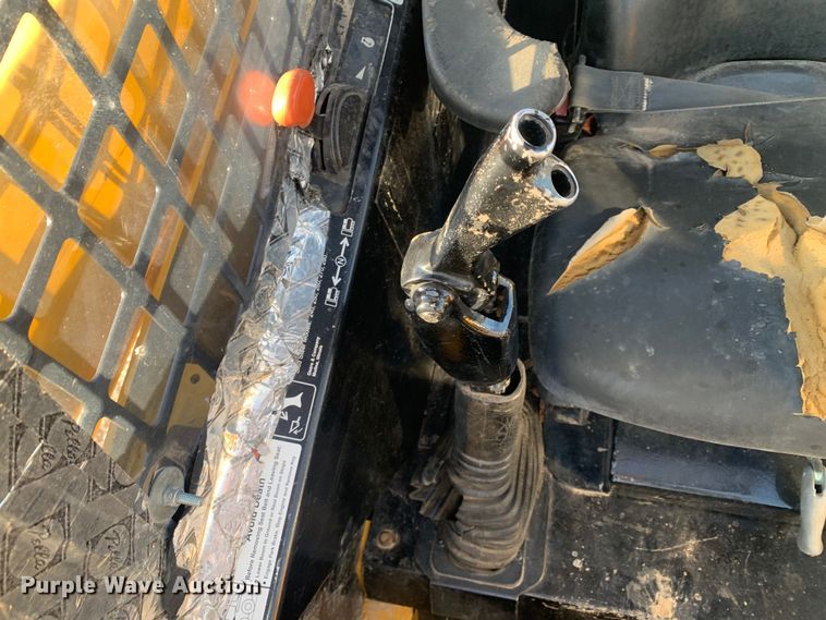 image for item MM9739 2002 John Deere 240  skid steer loader