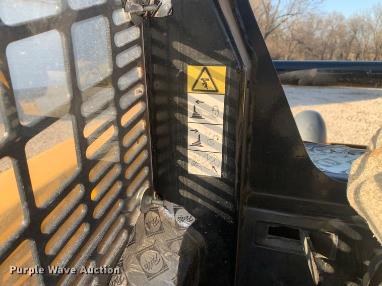 image for item MM9739 2002 John Deere 240  skid steer loader