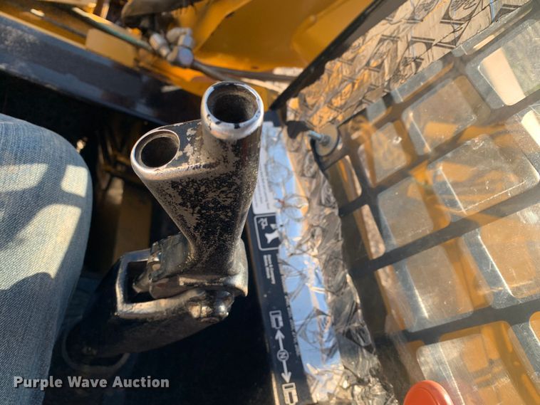 image for item MM9739 2002 John Deere 240  skid steer loader