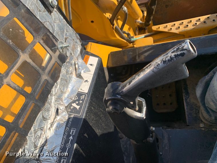 image for item MM9739 2002 John Deere 240  skid steer loader