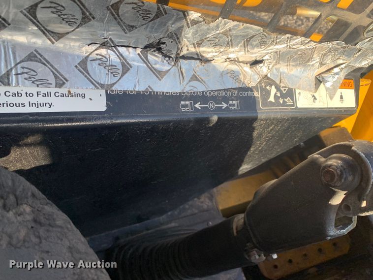 image for item MM9739 2002 John Deere 240  skid steer loader