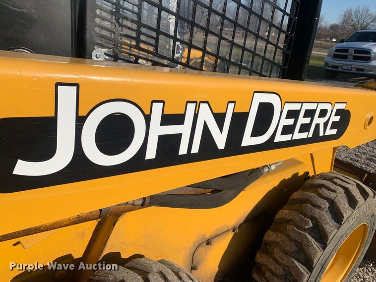 image for item MM9739 2002 John Deere 240  skid steer loader