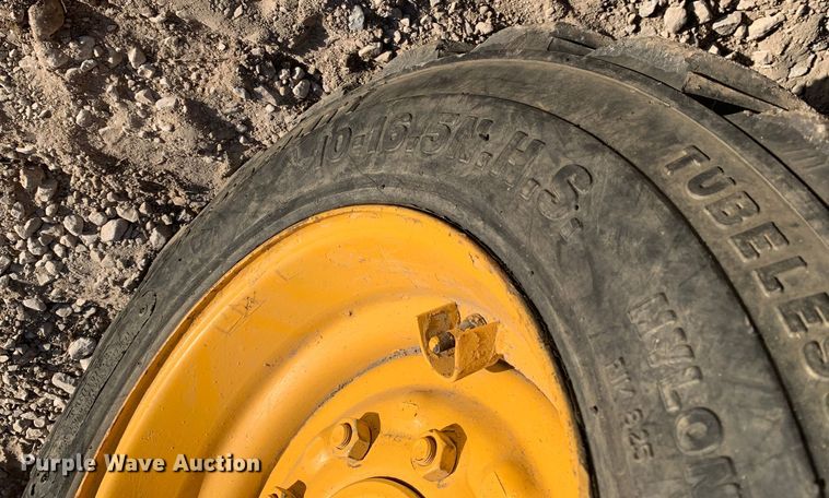 image for item MM9739 2002 John Deere 240  skid steer loader