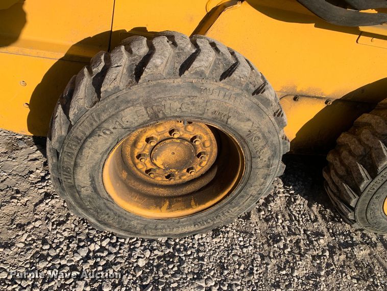 image for item MM9739 2002 John Deere 240  skid steer loader