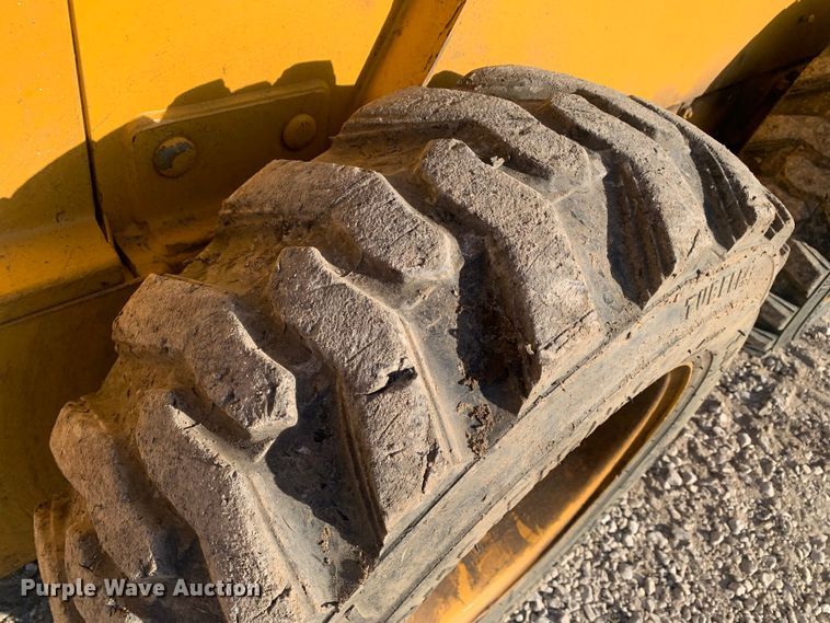 image for item MM9739 2002 John Deere 240  skid steer loader