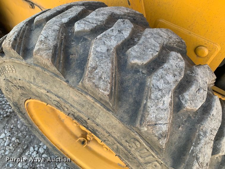 image for item MM9739 2002 John Deere 240  skid steer loader