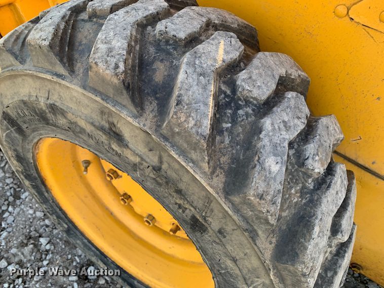 image for item MM9739 2002 John Deere 240  skid steer loader