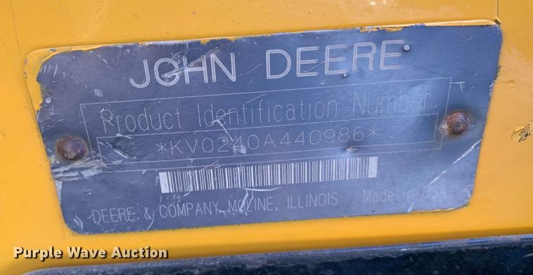image for item MM9739 2002 John Deere 240  skid steer loader