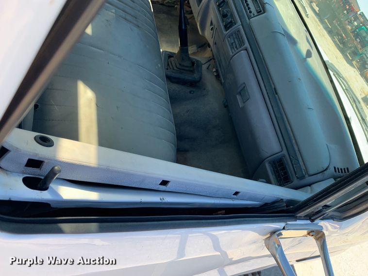 image for item MM9751 1996 Ford F450 Super Duty  flatbed truck