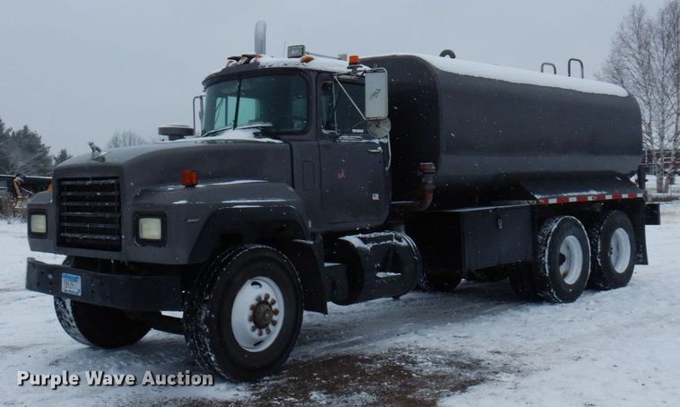 image for item AF9441 1994 Mack RD  water truck