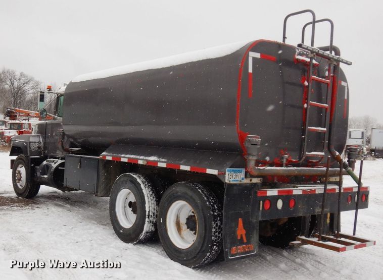 image for item AF9441 1994 Mack RD  water truck