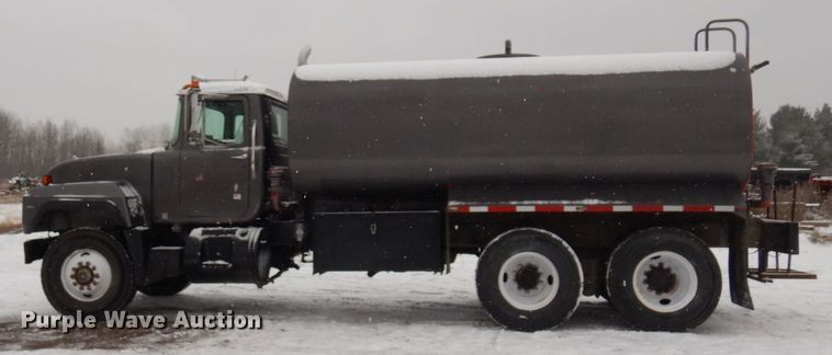 image for item AF9441 1994 Mack RD  water truck
