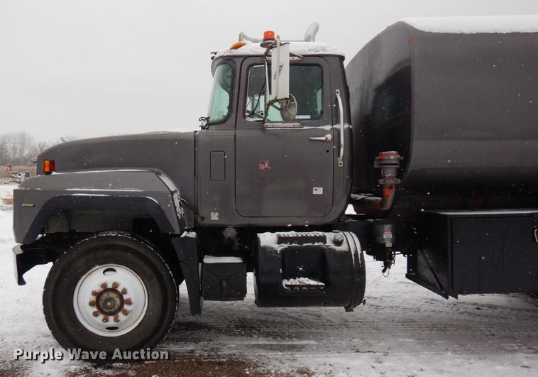 image for item AF9441 1994 Mack RD  water truck