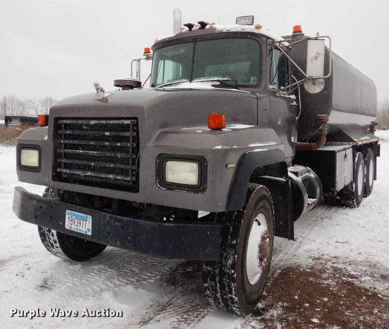 image for item AF9441 1994 Mack RD  water truck