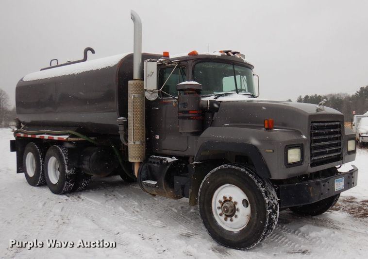 image for item AF9441 1994 Mack RD  water truck
