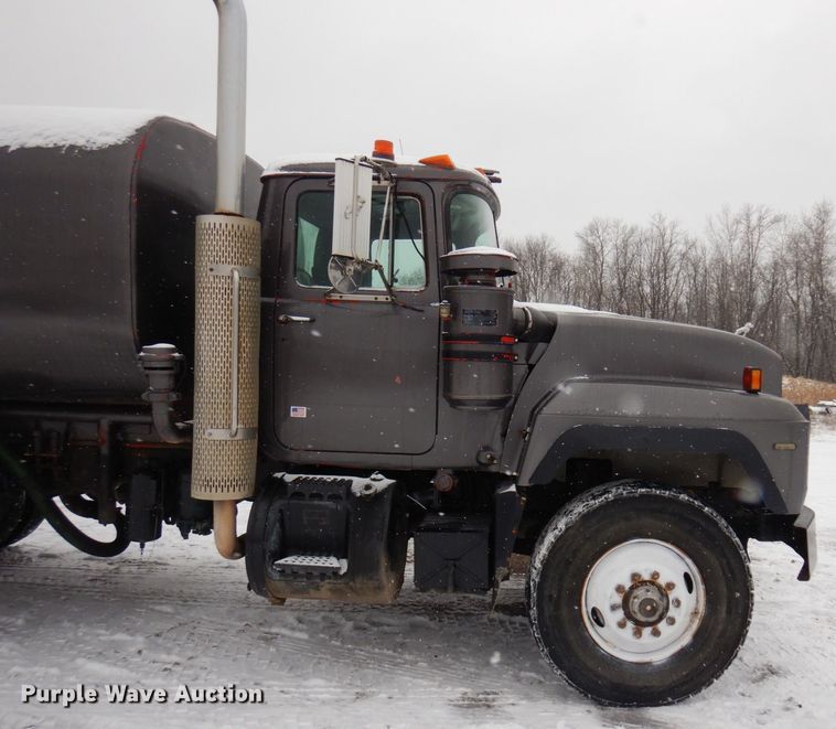 image for item AF9441 1994 Mack RD  water truck