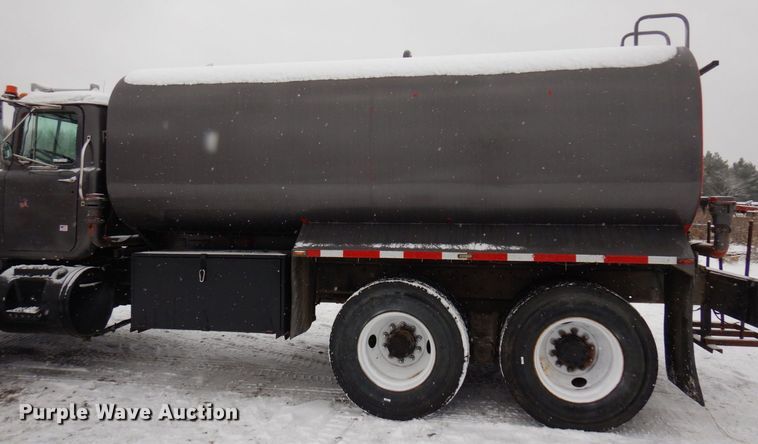 image for item AF9441 1994 Mack RD  water truck