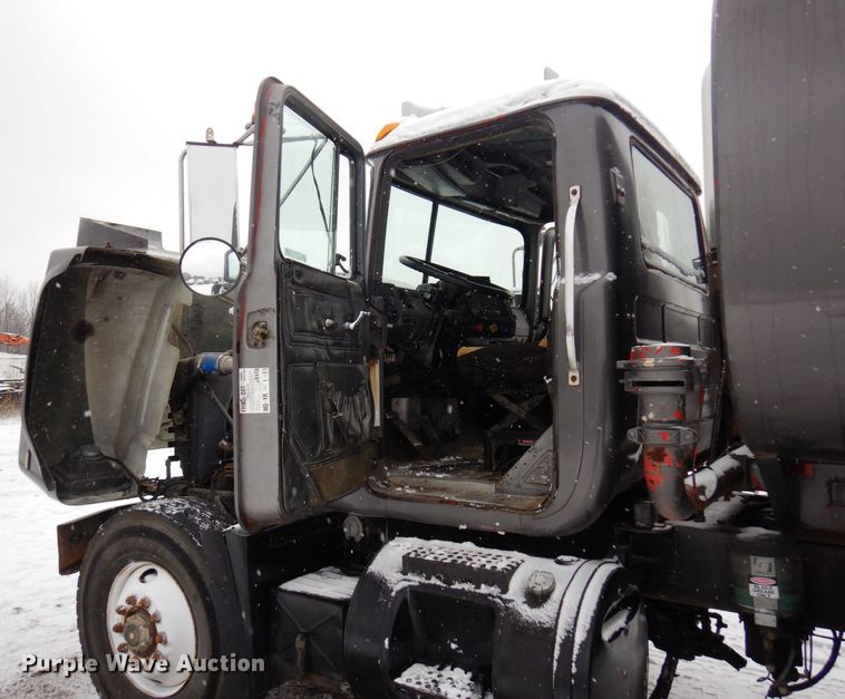 image for item AF9441 1994 Mack RD  water truck