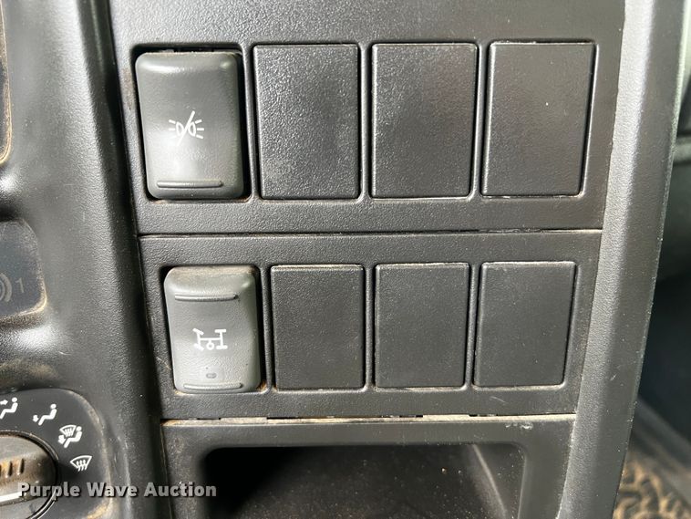 image for item DQ1971 2007 GMC C6500  dump truck