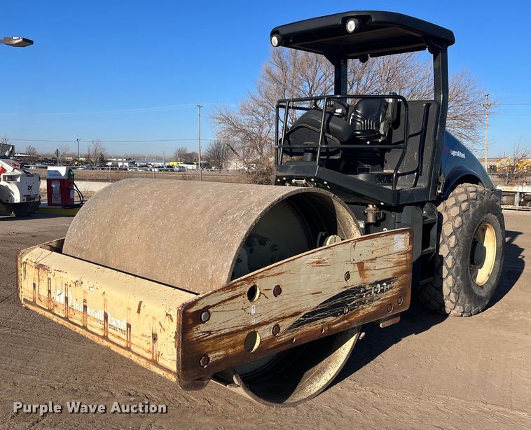 image for item DQ4082 2005 Ingersoll Rand SD-122DX TF  single drum vibratory roller